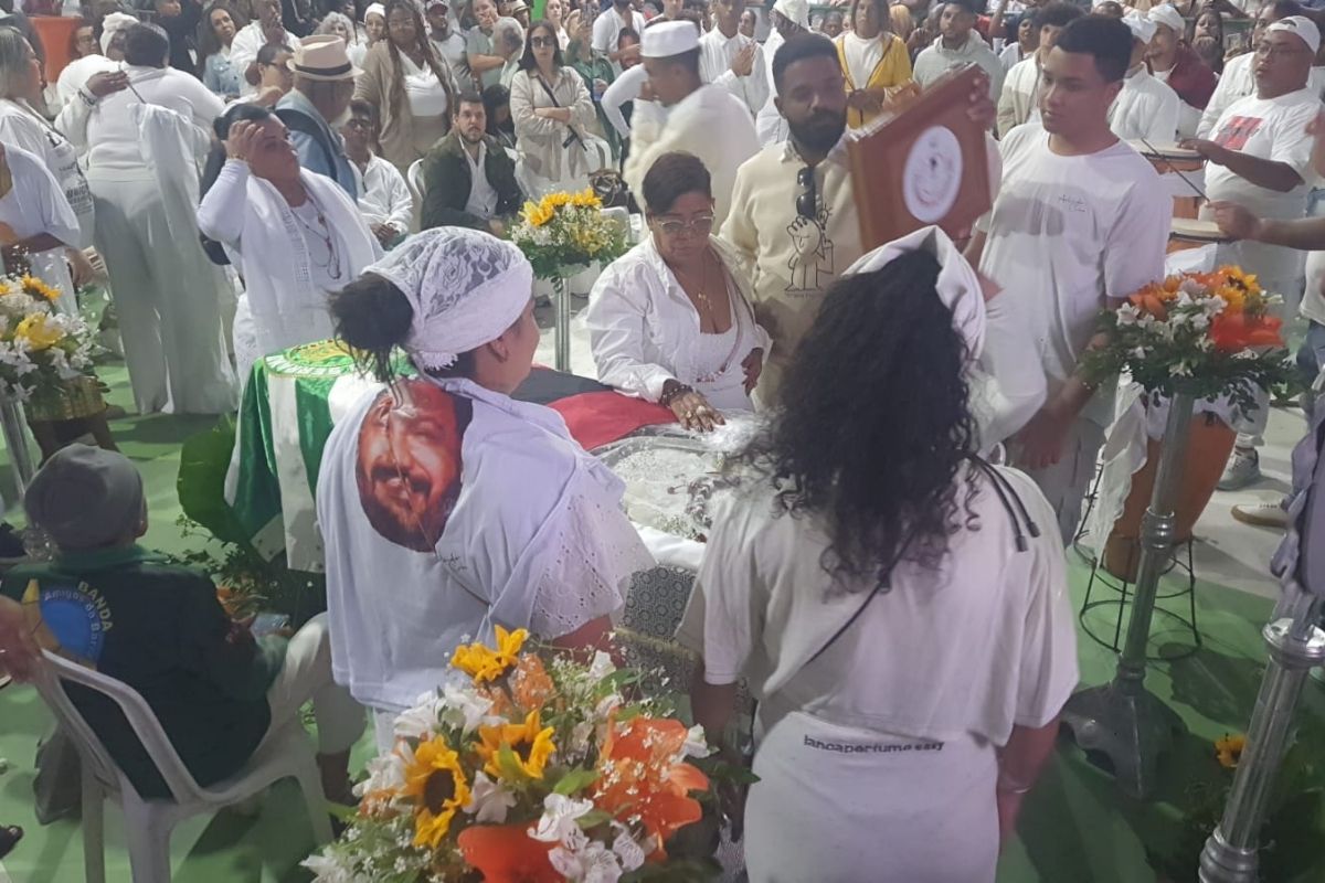 Mundo do samba se despede de Arlindo Cruz em velório no Império Serrano