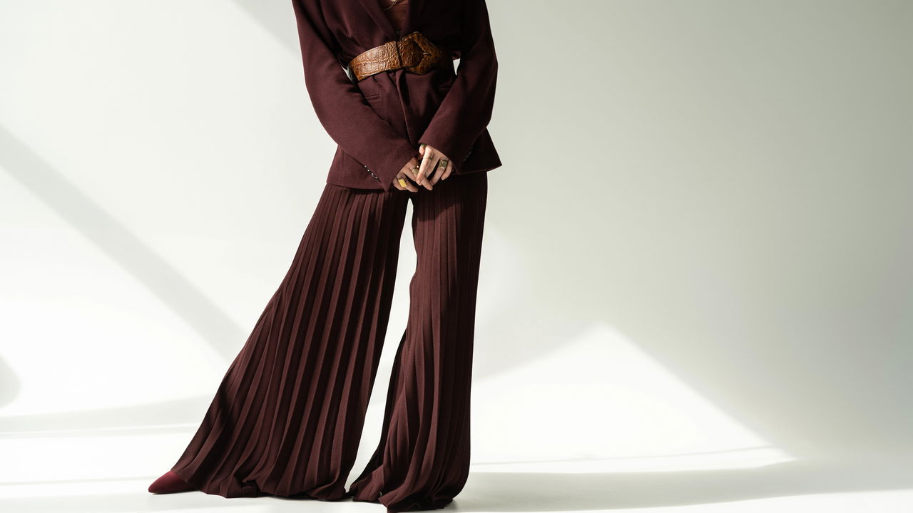 Roupas que equilibram a silhueta ao usar cintos largos