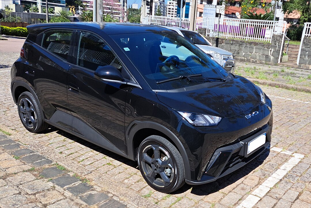 Carro elétrico da BYD combina preço acessível, tecnologia e autonomia
