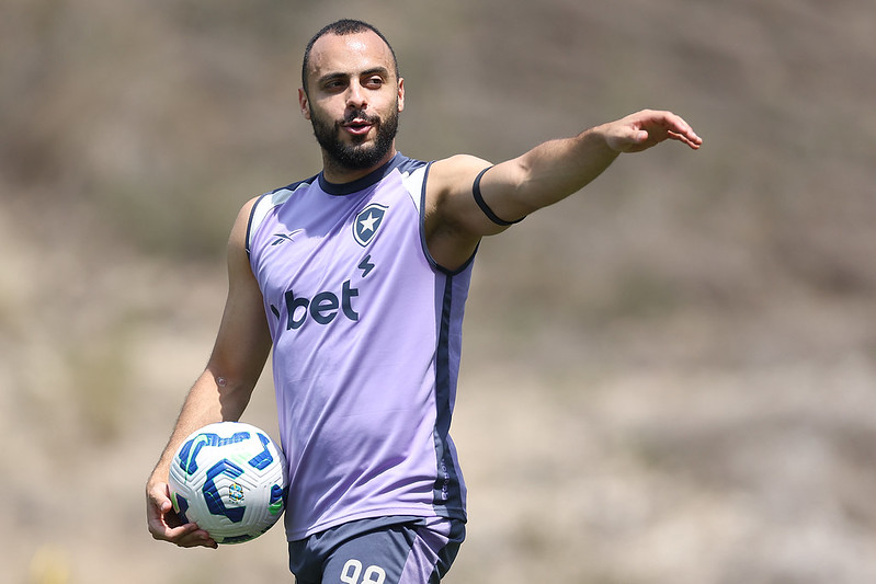 Arthur Cabral, Artur e Alex Telles treinam com o grupo e se aproximam de retorno no Botafogo