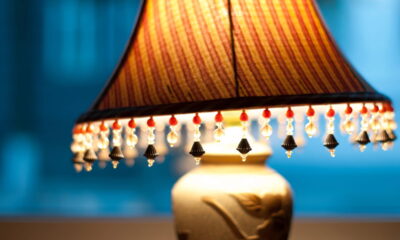 O abajur de conchas ilumina bem e ainda deixa sua decoração mais charmosa