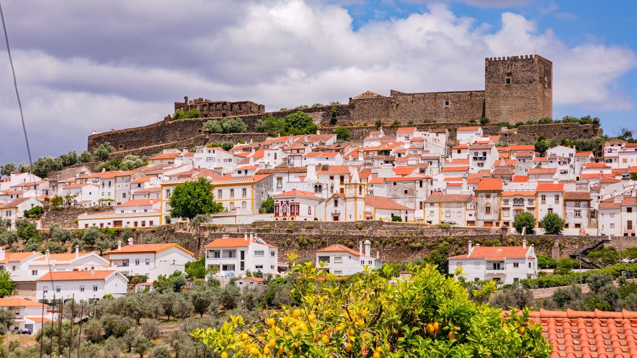 As vilas, vinhas e muralhas dessa cidade criam um clima que prende qualquer visitante
