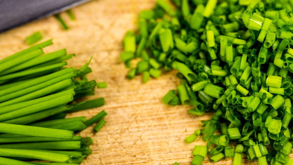 A planta que cresce rápido e dá tempero para a vida toda
