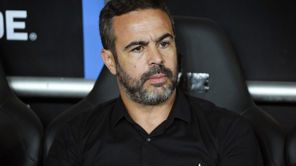 Braga aciona a FIFA e pressiona Botafogo por dívida na saída de Artur Jorge