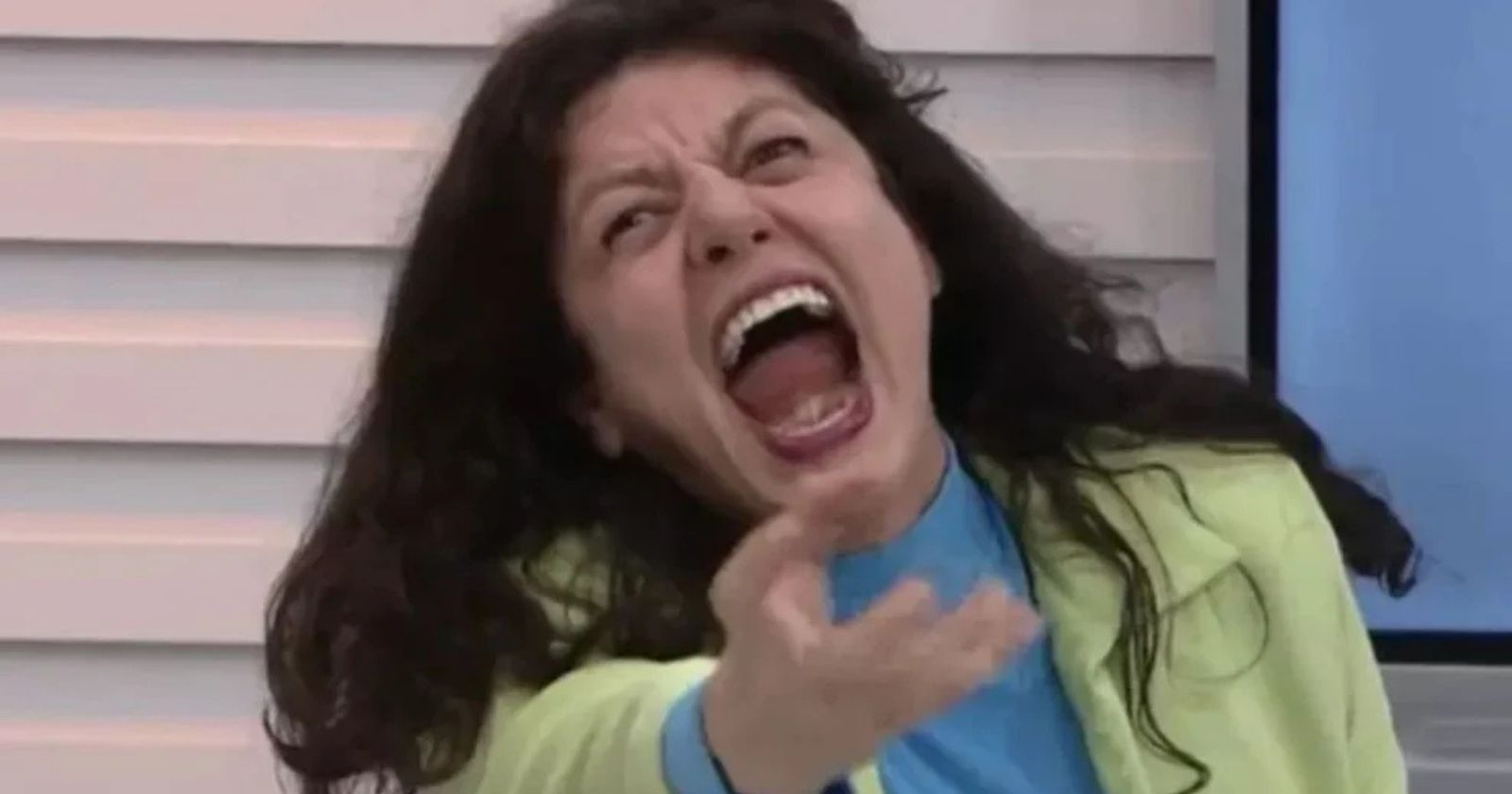 Atriz assusta ao vivo em telejornal com cena de terror inesperada