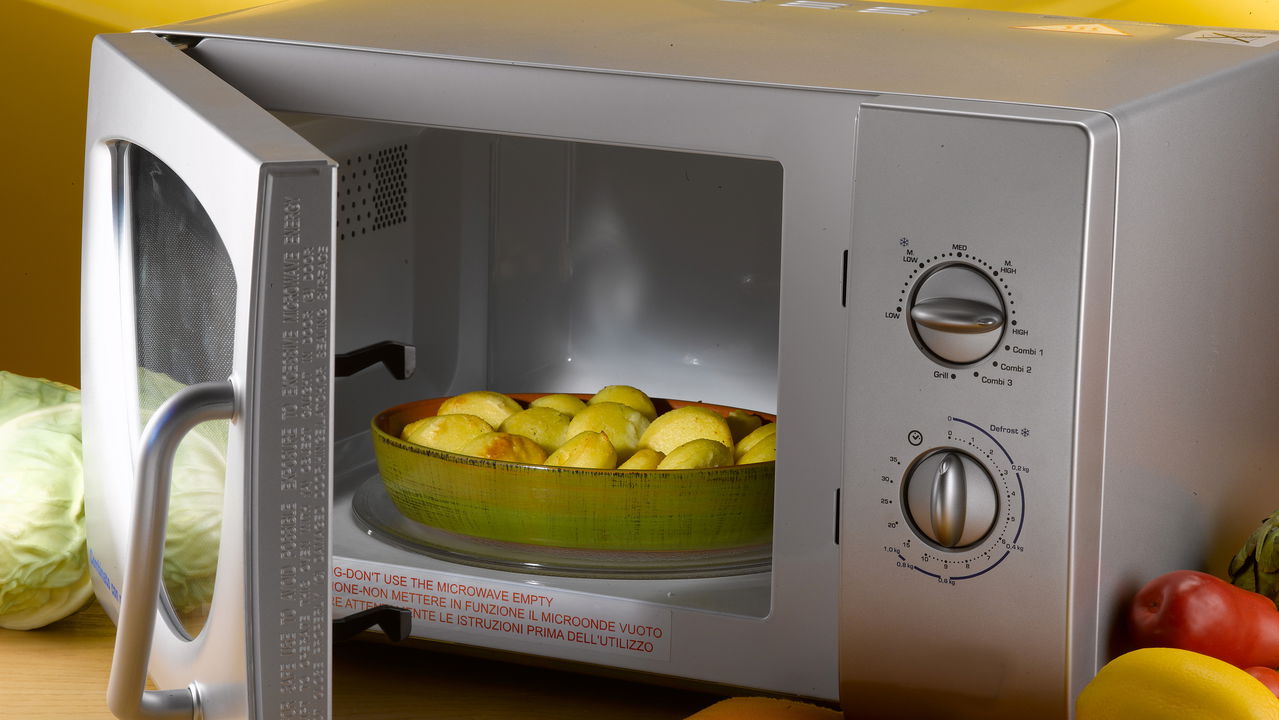 Batatas perfeitas no micro-ondas com este truque