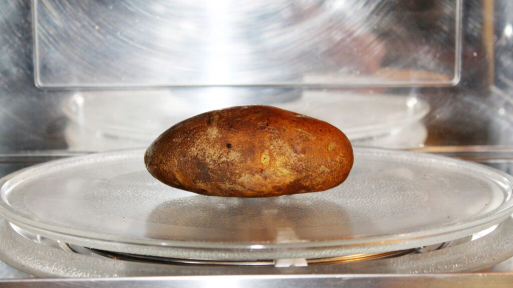 Batatas perfeitas no micro-ondas com este truque
