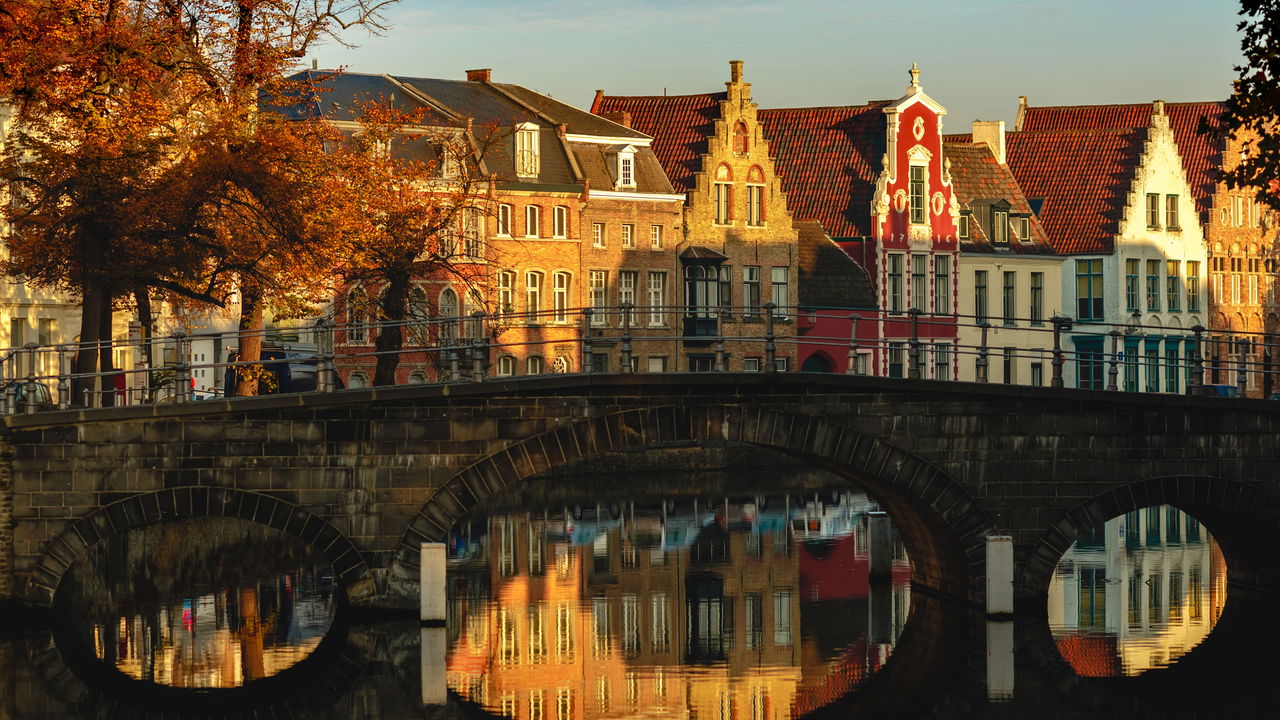 Entre canais e chocolates, essa cidade revela o encanto de um conto de fadas belga