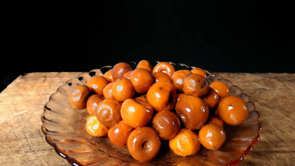 O murici é uma fruta pequena, de coloração amarela intensa, conhecida por seu sabor inconfundível que mescla o forte e o azedo