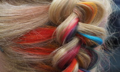 Cabelos ombré coloridos continuam sendo a aposta certa para quem quer se destacar durante o verão.