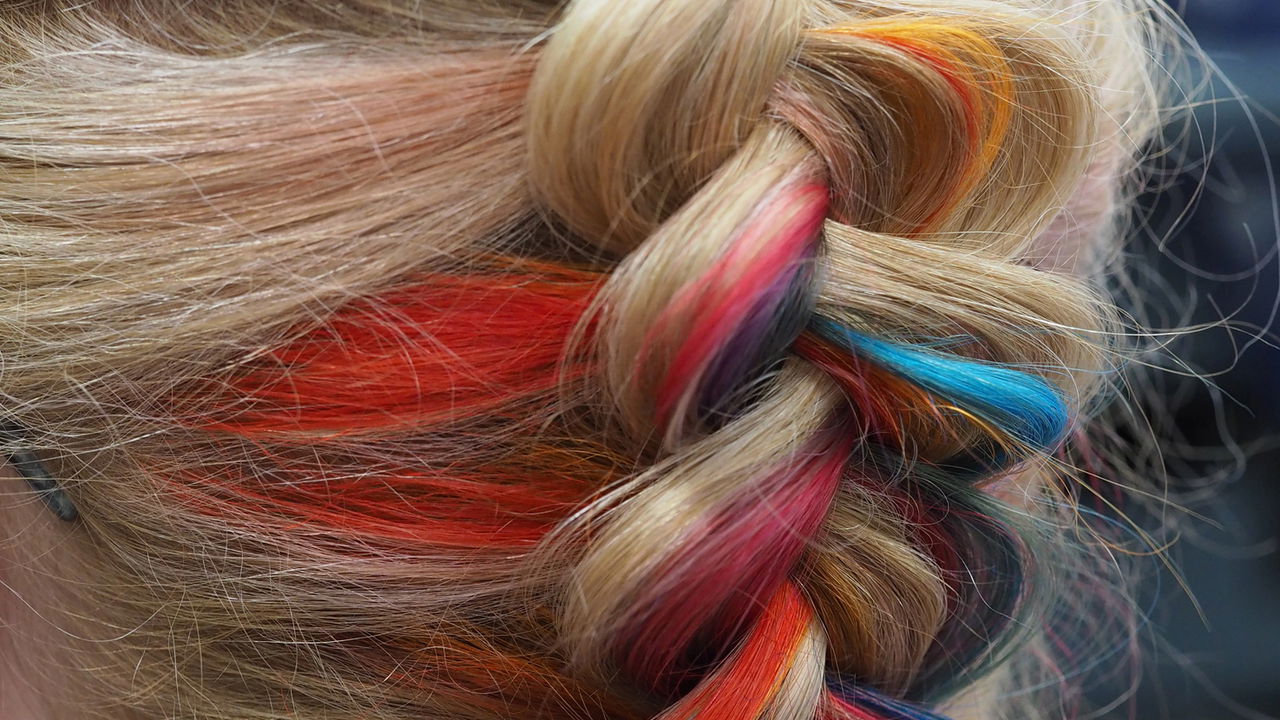 Cabelos ombré coloridos continuam sendo a aposta certa para quem quer se destacar durante o verão.