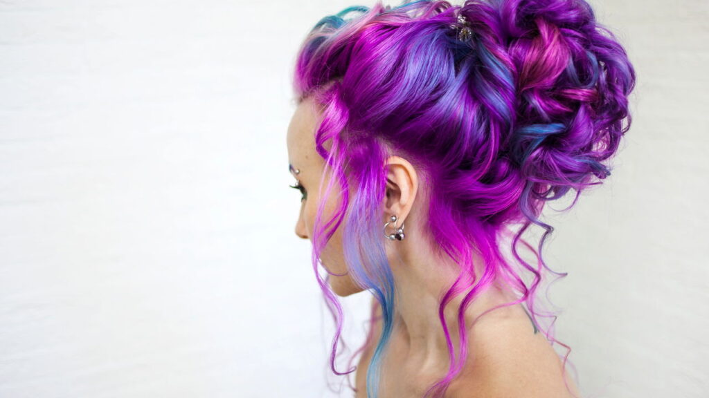 Cabelos ombré coloridos continuam sendo a aposta certa para quem quer se destacar durante o verão.