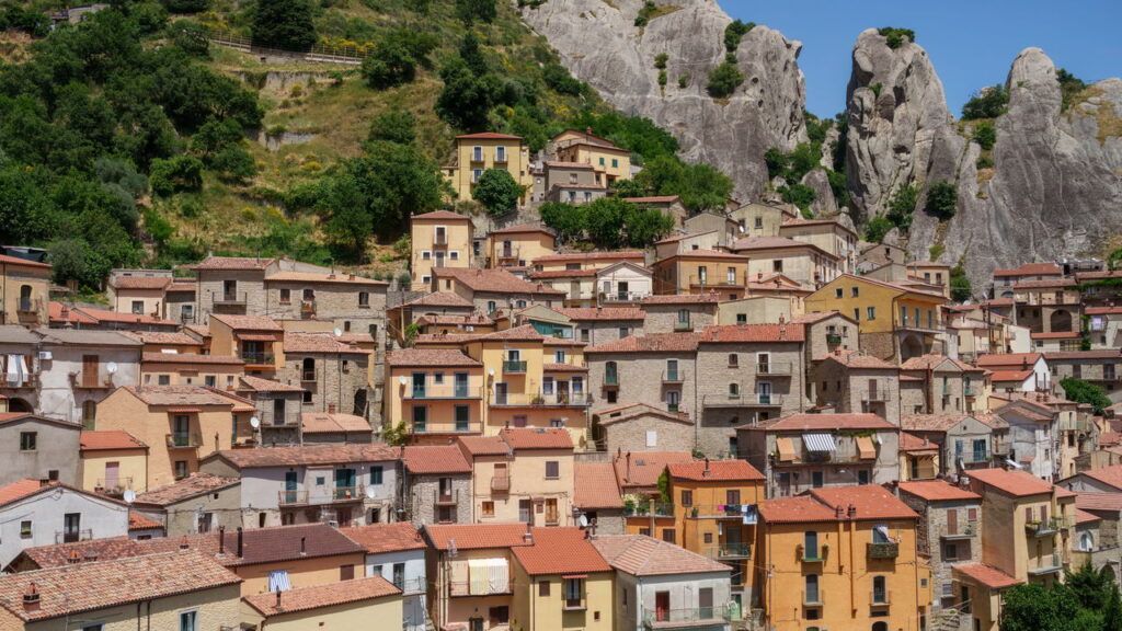 Há uma vila na Itália que parece ter saído de um conto escondido