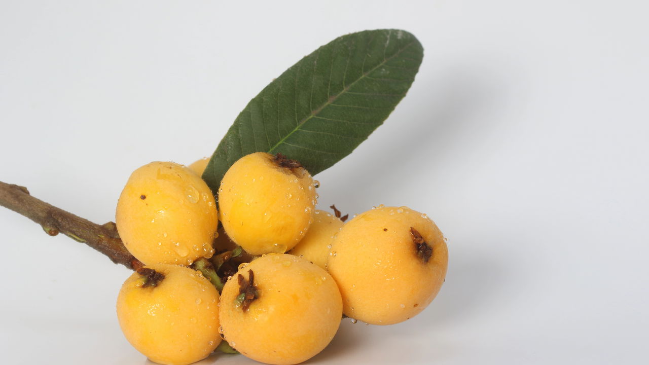 A nêspera, também conhecida como ameixa-amarela, tem ganhado destaque não apenas pelo seu sabor adocicado, mas também pelo seu perfil nutricional