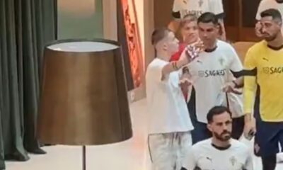 Cristiano Ronaldo empurra torcedor