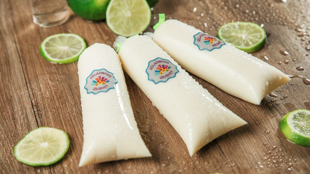 Com a chegada do calor intenso, cresce a procura por opções refrescantes e deliciosas no Brasil, e nada supera a popularidade do sacolé geladinho