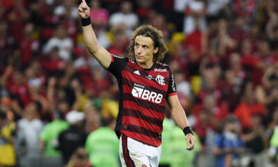 Lesão muscular tira David Luiz de estreia na Champions