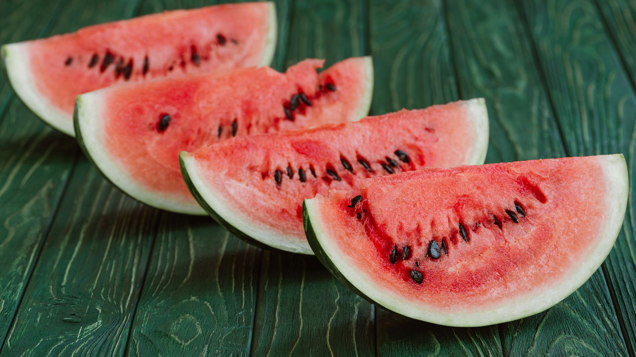 Plantar melancia em casa é uma forma prática e prazerosa de desfrutar de frutos frescos e saudáveis. Com os cuidados apropriados e seguindo dicas específicas