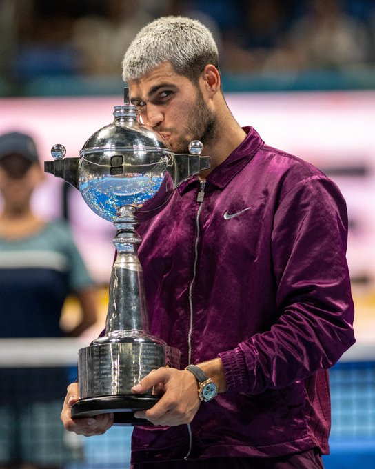 Alcaraz tem atrito com juiz, mas vence na final de Tóquio e fatura 8º título no ano