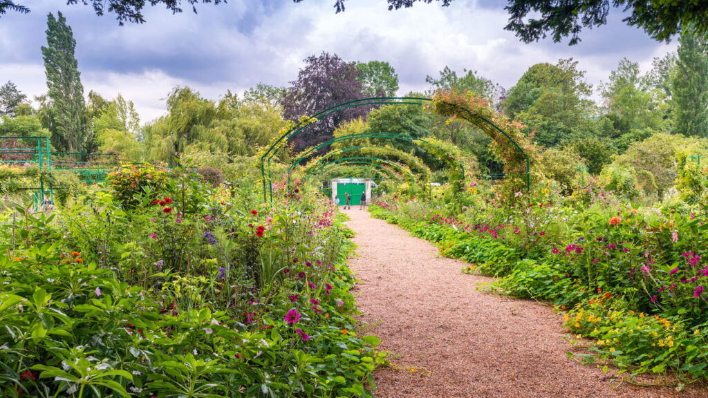 A vila francesa onde cada estação revela um espetáculo de cores e luz