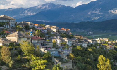 Essa cidade albanesa surpreende com castelos, bazares e segredos antigos