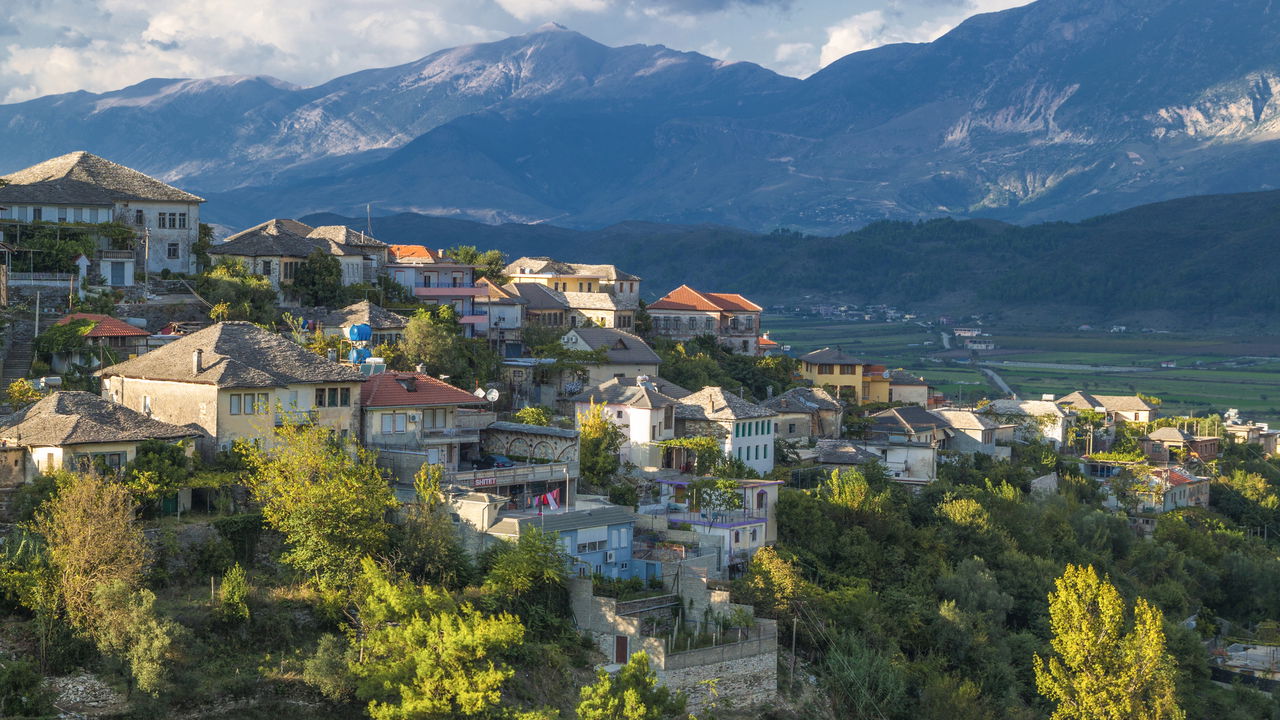 Essa cidade albanesa surpreende com castelos, bazares e segredos antigos