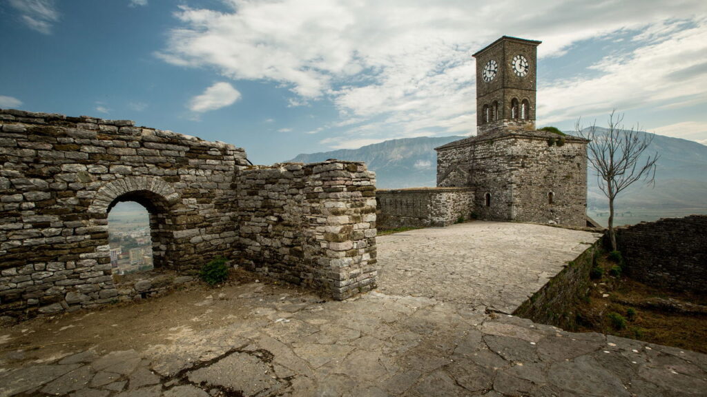 Essa cidade albanesa surpreende com castelos, bazares e segredos antigos