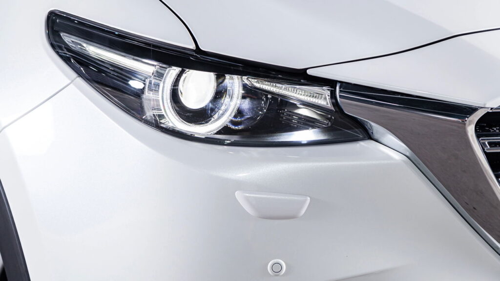 Como faróis de LED, sistemas ADAS e baterias dificultam a manutenção dos carros novos