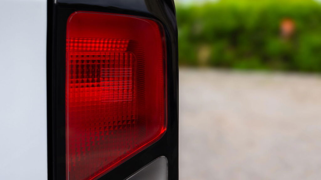 Multas por faróis e luzes do carro crescem em 2025