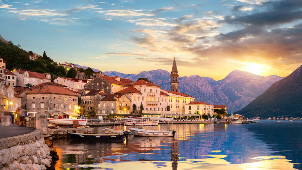 Uma cidade escondida entre montanhas e mar no Adriático