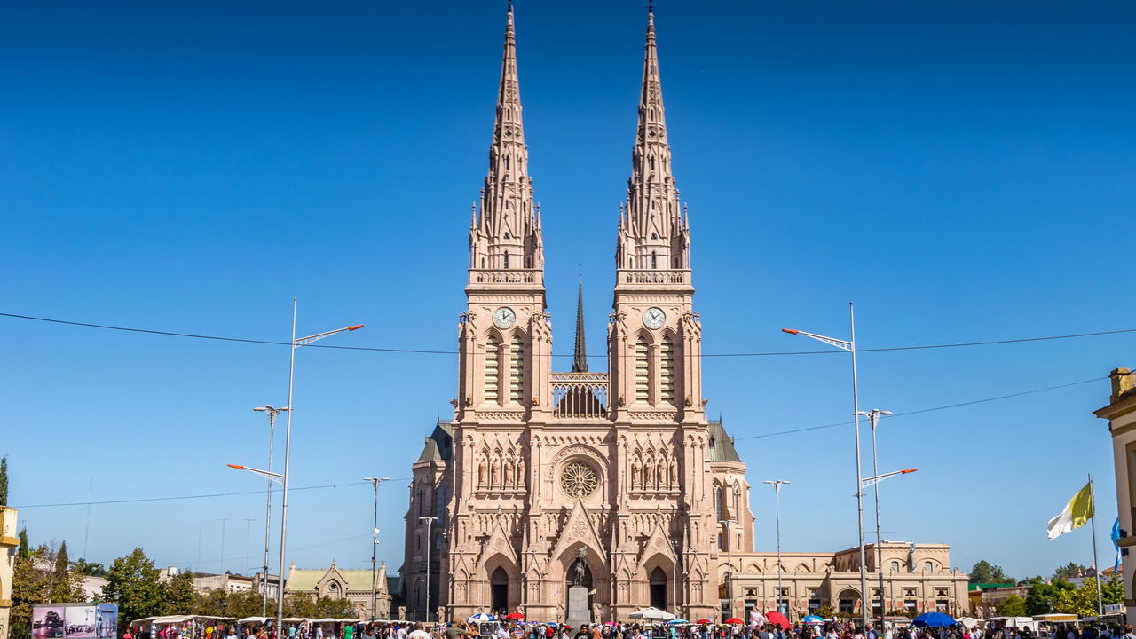 A cidade da basílica neogótica que guarda fé, história e boa comida