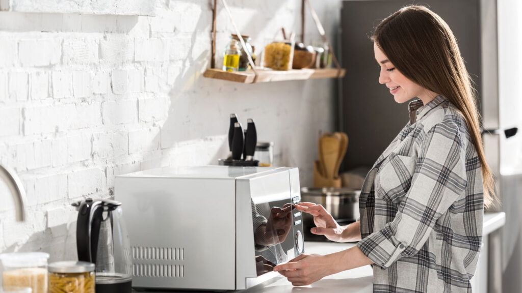O micro-ondas que cozinha rápido e sem complicação