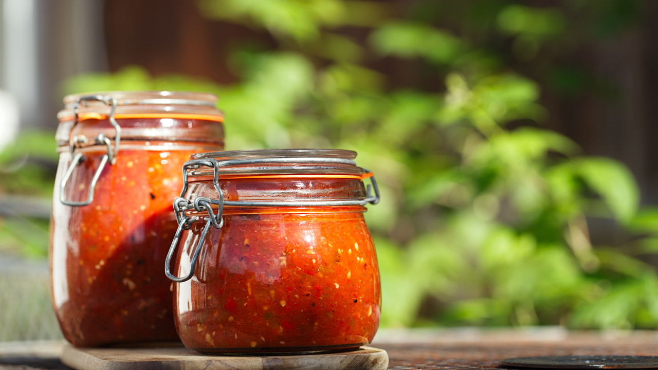 Dominar o plural de termos culinários pode ser uma tarefa intrigante, especialmente ao tratar de molhos e massas.