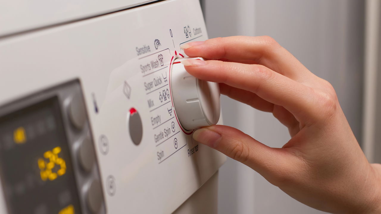 Ouvir barulhos estranhos vindos da lava-roupas pode ser preocupante e sinalizar desde pequenas irregularidades até falhas sérias no funcionamento do eletrodoméstico