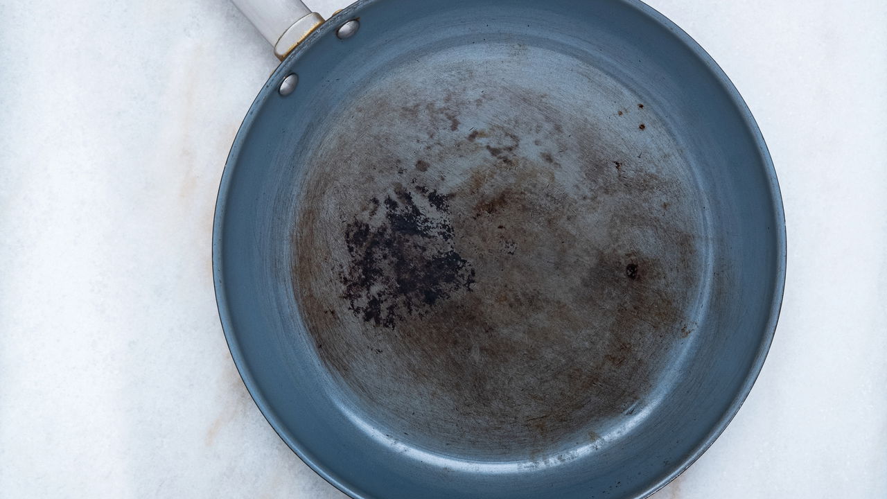 O descascamento da panela antiaderente é uma situação comum em muitas cozinhas, que pode levantar dúvidas sobre saúde e durabilidade