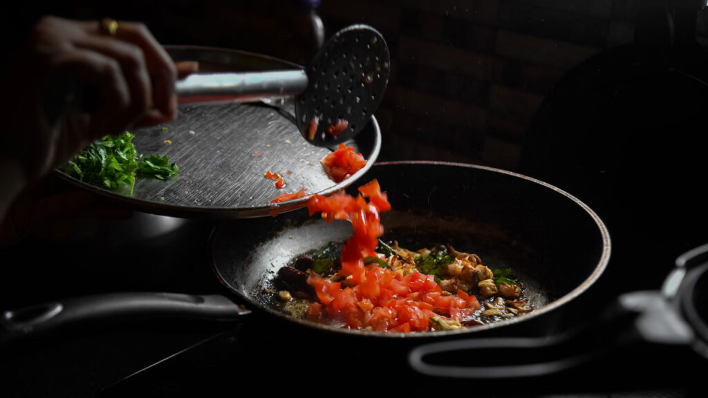 O descascamento da panela antiaderente é uma situação comum em muitas cozinhas, que pode levantar dúvidas sobre saúde e durabilidade