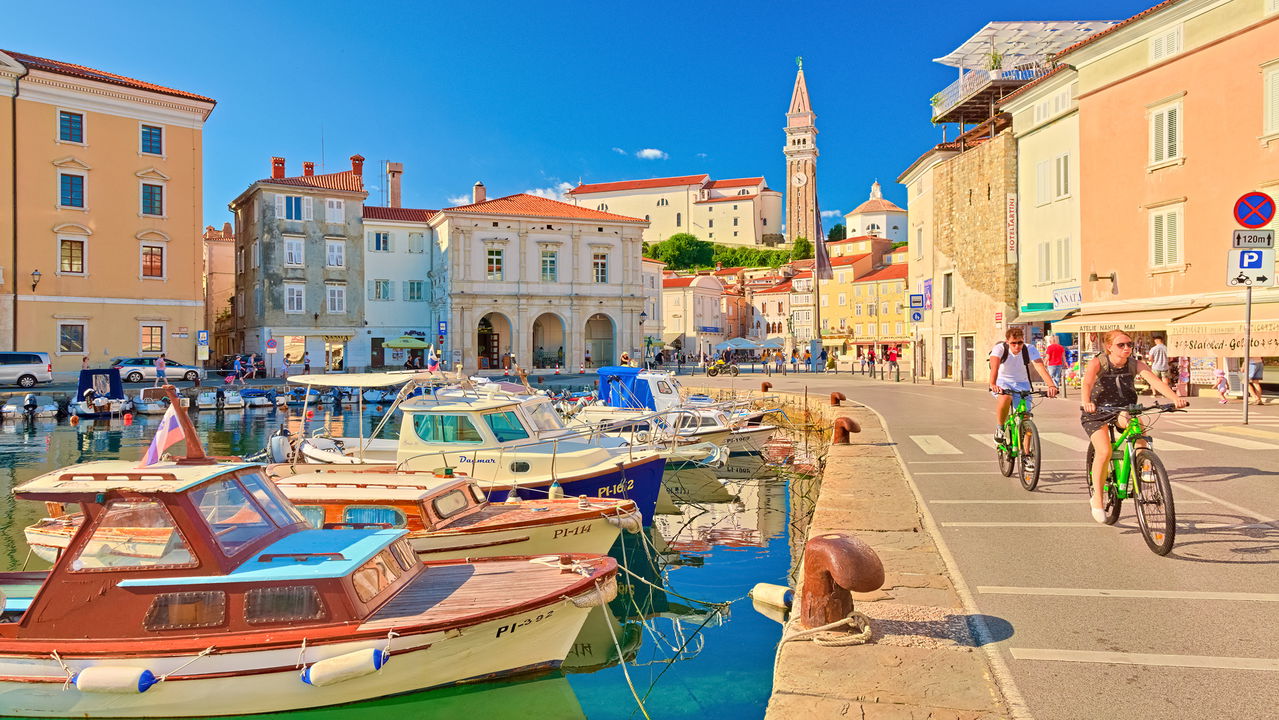 Piran reúne cultura, mar e ruas históricas em um cenário encantador.