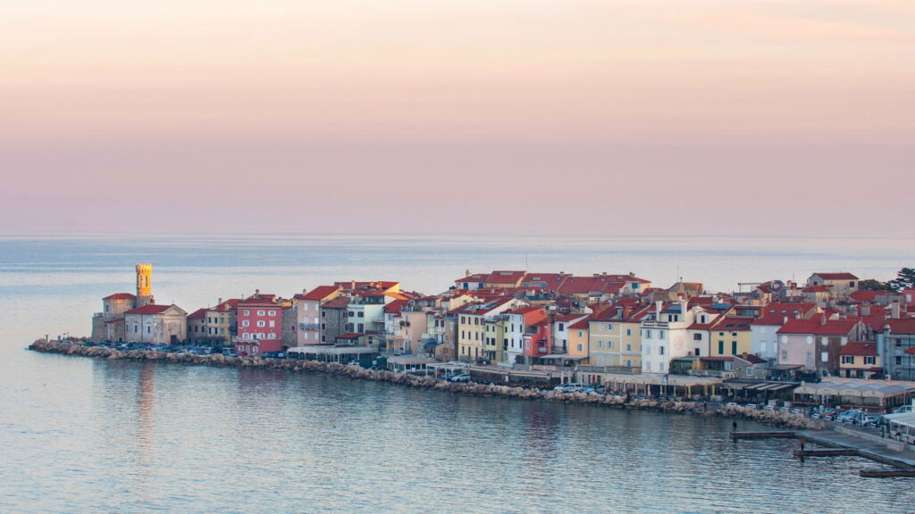 Uma pequena cidade no Mediterrâneo que parece saída de outro tempo