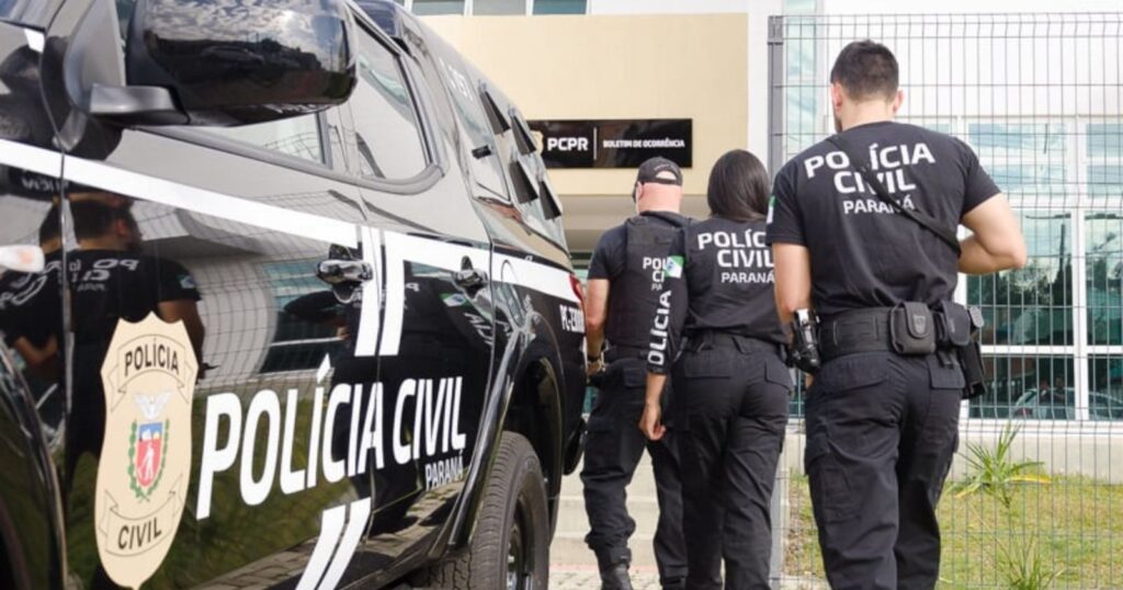 Imagem ilustrativa de notícia sobre o vazamento de um vídeo que mostra um ato sexual grupal entre cinco meninos e uma menina, ocorrido dentro de um ônibus abandonado no Paraná, tema de investigação policial e grande repercussão nas redes sociais