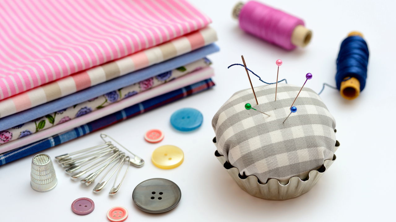 Entender o plural de compostos como porta-agulha e pano de prato pode ser desafiador em português, especialmente porque nem sempre a lógica é intuitiva