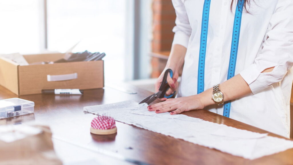 Entender o plural de compostos como porta-agulha e pano de prato pode ser desafiador em português, especialmente porque nem sempre a lógica é intuitiva