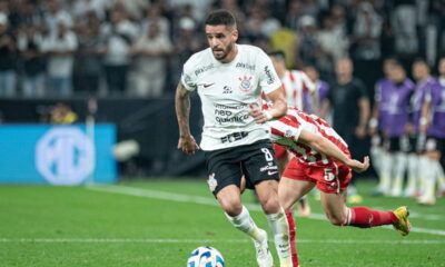 Renato Augusto se despede dos gramados e deixa legado