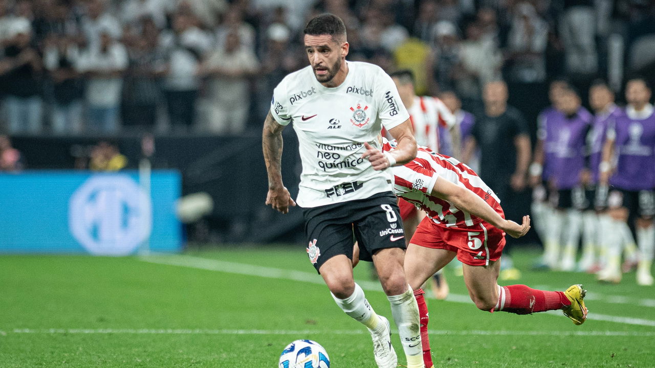 Renato Augusto se despede dos gramados e deixa legado