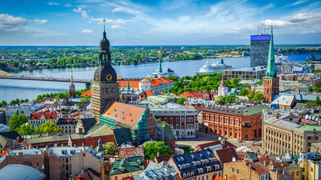 A capital letã mistura história, modernidade e a famosa “igreja rosa”