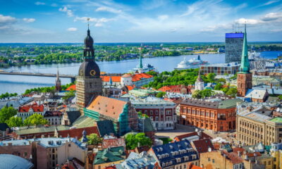 A capital letã mistura história, modernidade e a famosa “igreja rosa”