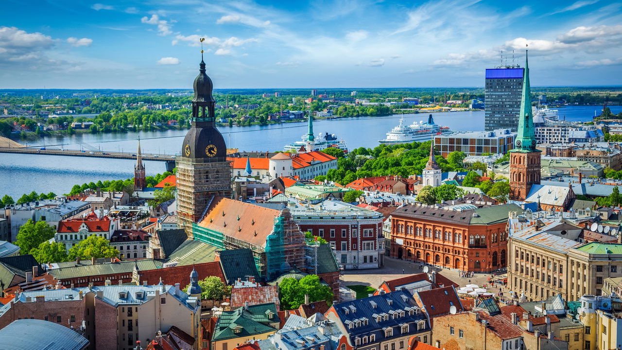 A capital letã mistura história, modernidade e a famosa “igreja rosa”