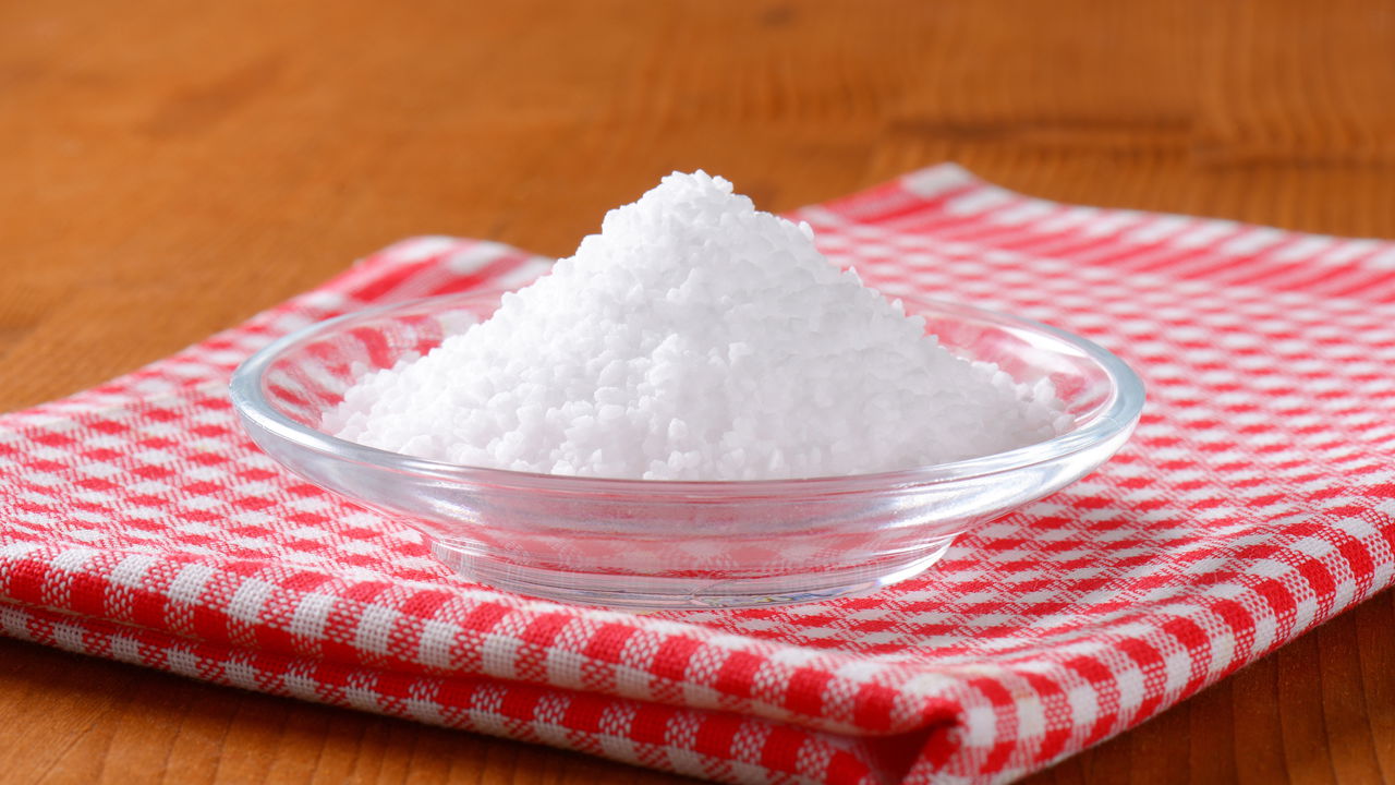Desentupir o ralo da pia pode ser uma tarefa frustrante, mas o sal grosso é uma solução econômica e eficaz