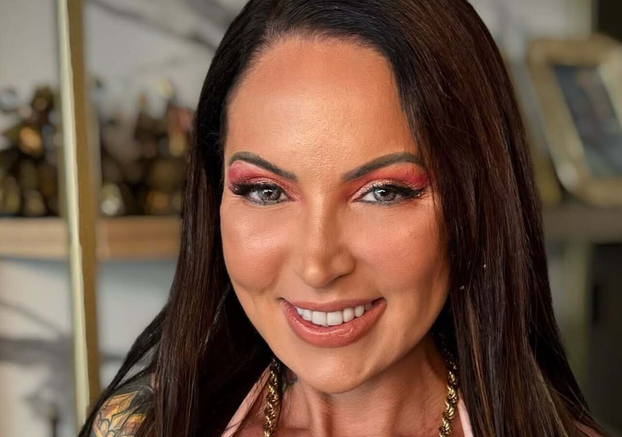 Atriz pornô Elisa Sanchez processa Facebook e pede R$ 200 mil após perder conta no Instagram