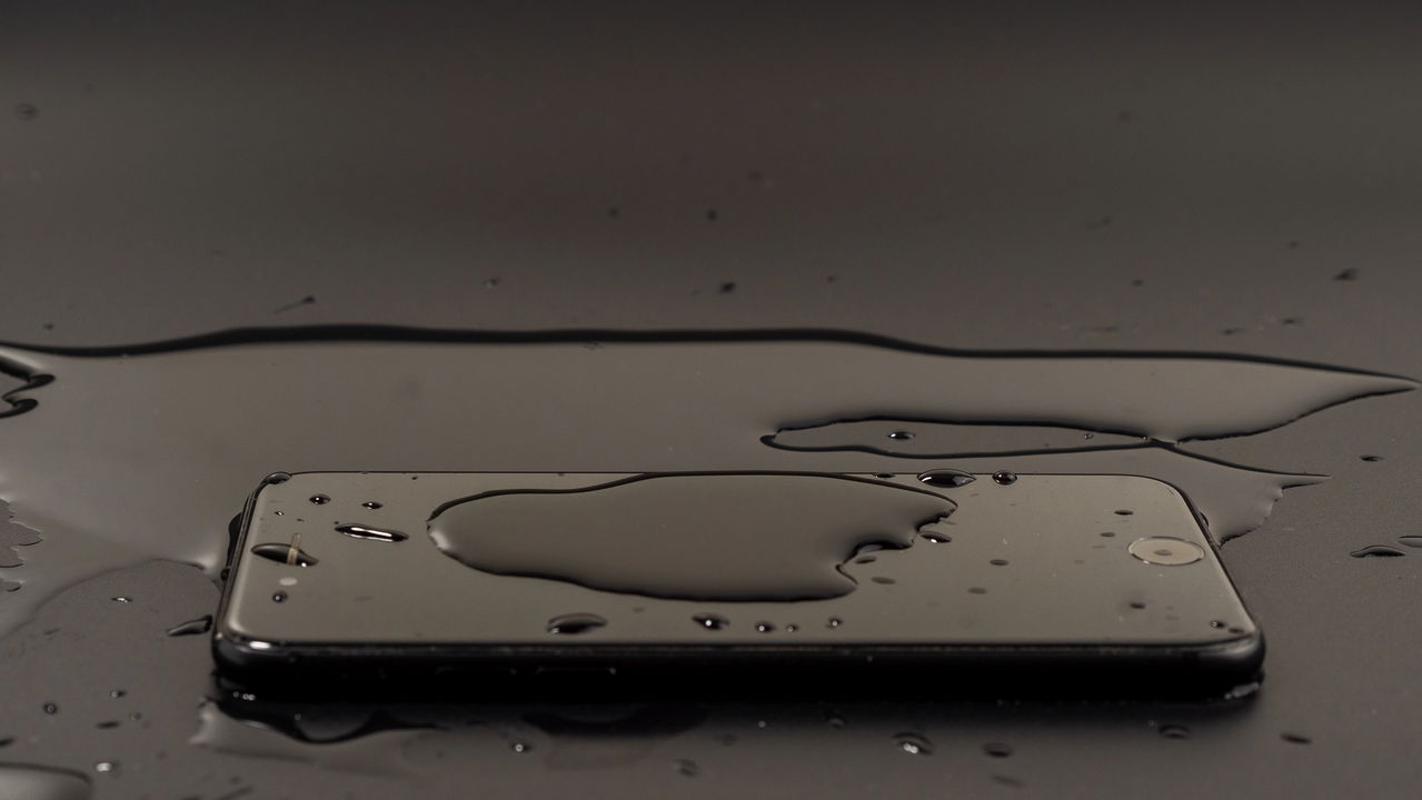 O smartphone resistente à água com tela reforçada