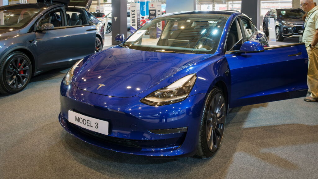 Carros híbridos e elétricos ganham destaque em 2025 com foco em economia